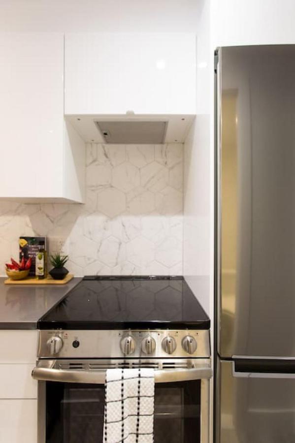 Palms Little Italy Studio With Full Bathroom By Denstays مونتريال المظهر الخارجي الصورة